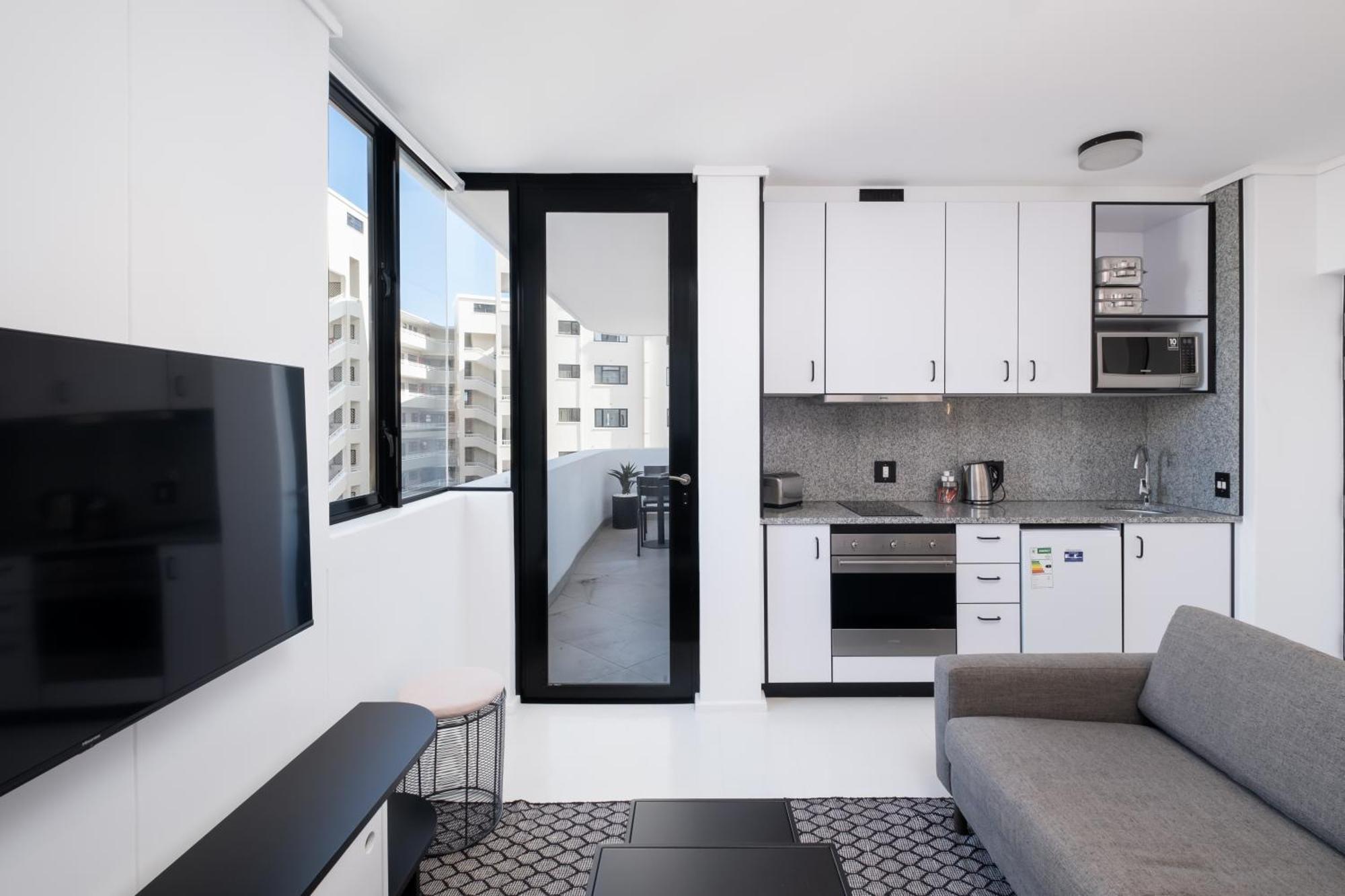 Flamingo 809 - Top Floor Sea Point Unit With Daily Housekeeping Cape Town