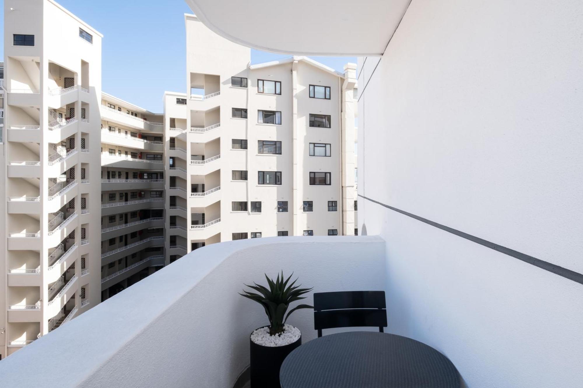 Apartment Flamingo 809 - Top Floor Sea Point Unit With Daily Housekeeping Cape Town