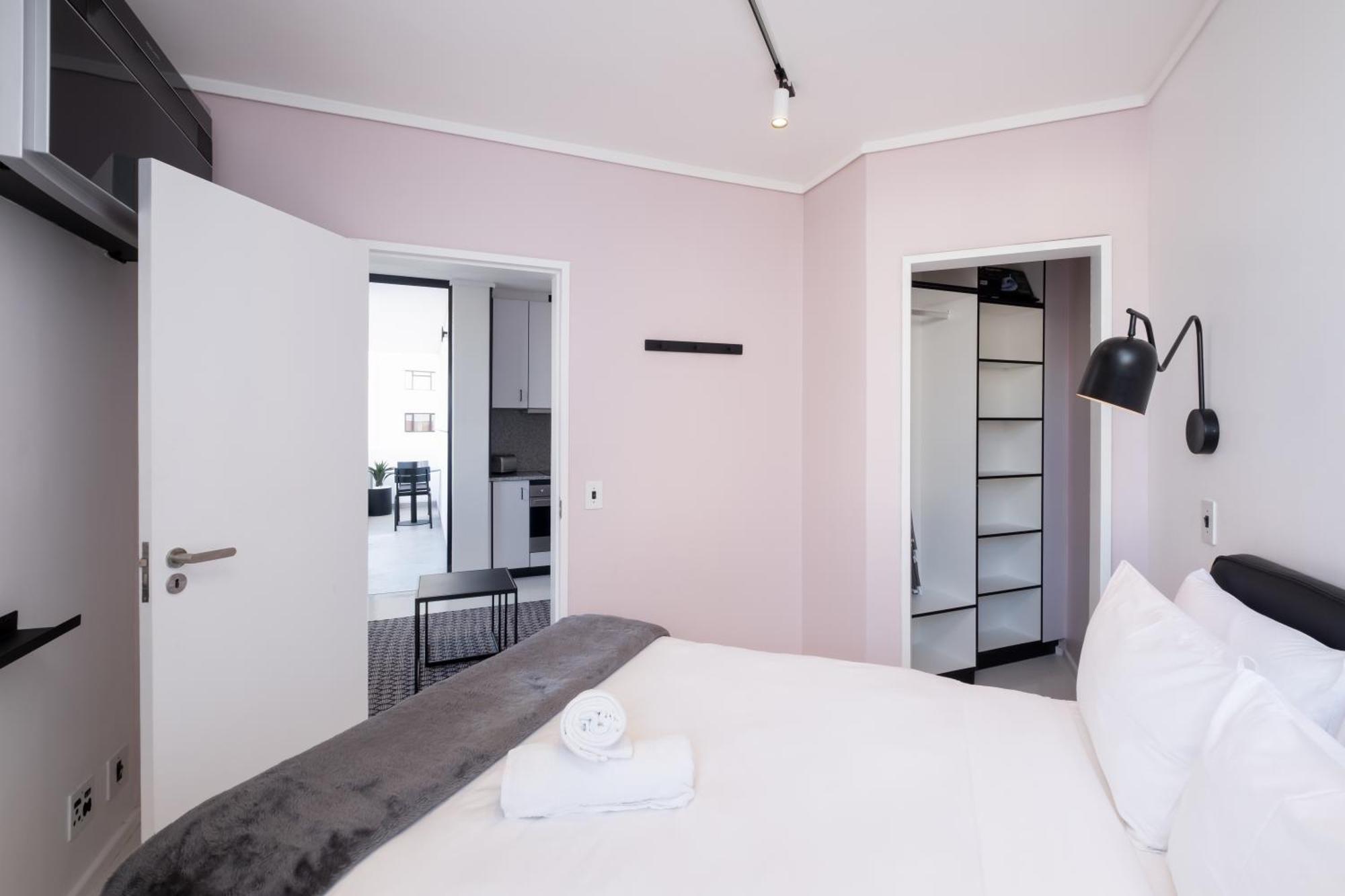 Flamingo 809 - Top Floor Sea Point Unit With Daily Housekeeping