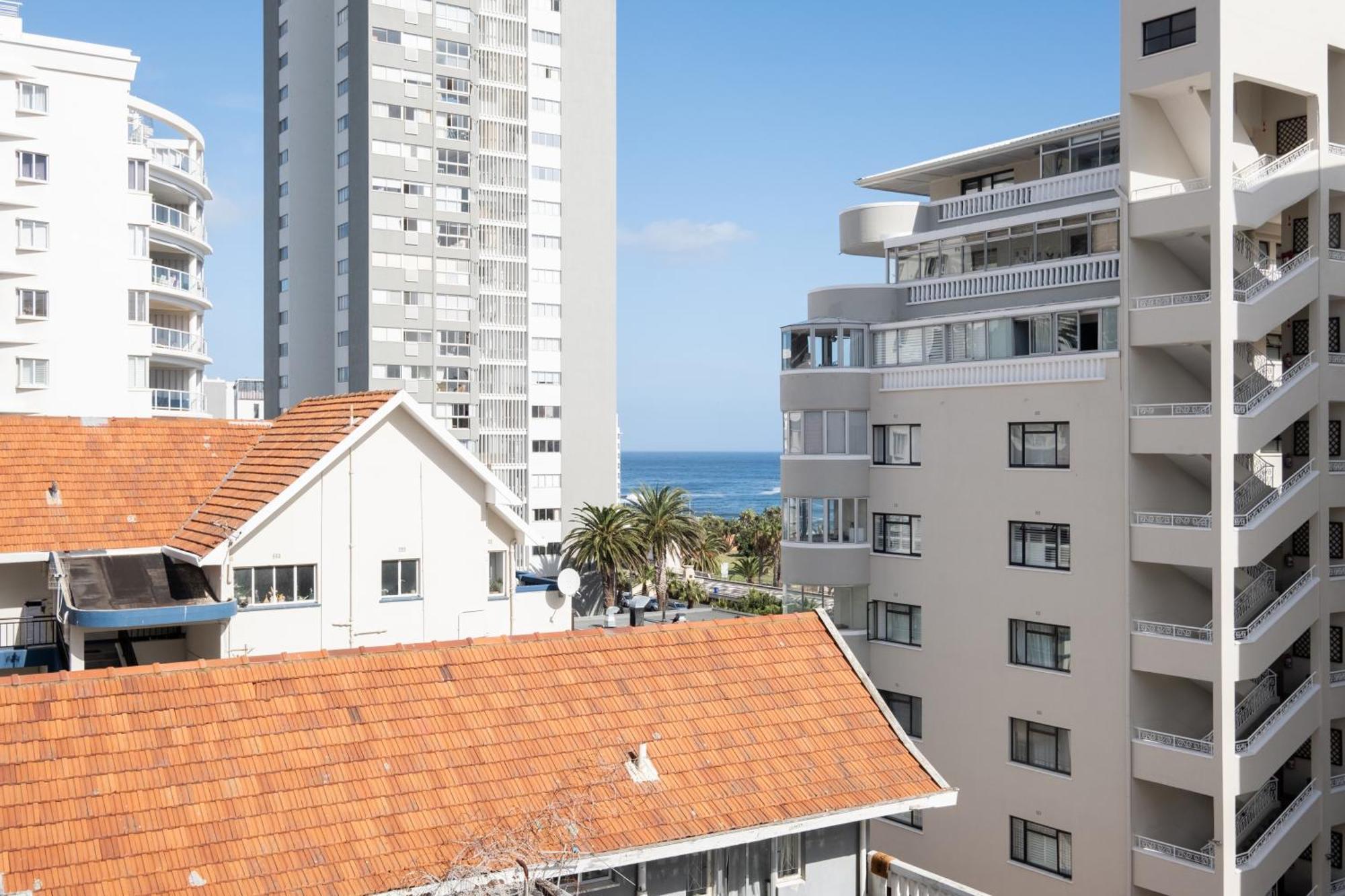 Flamingo 809 - Top Floor Sea Point Unit With Daily Housekeeping * Cape Town
