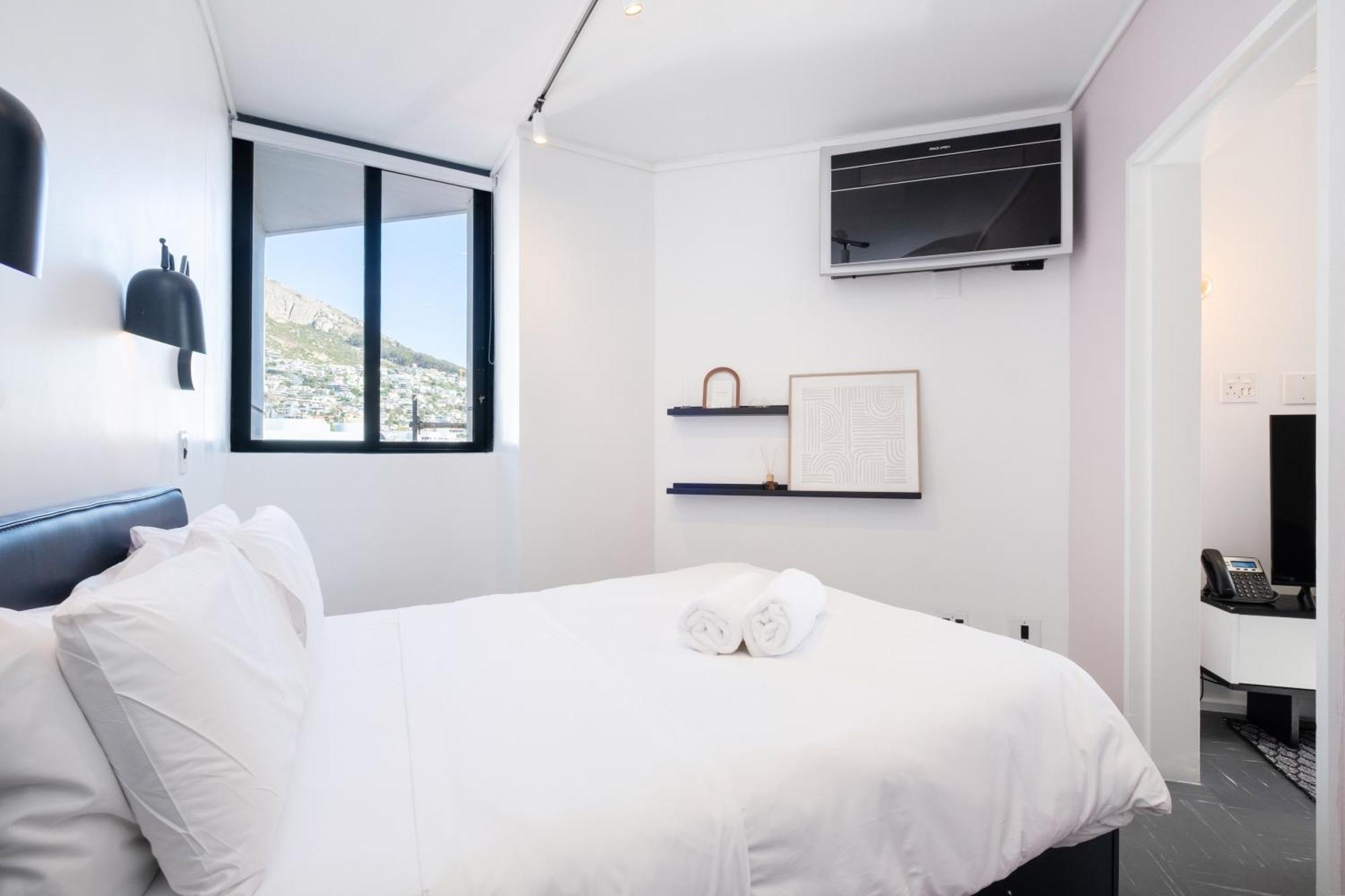 Flamingo 809 - Top Floor Sea Point Unit With Daily Housekeeping