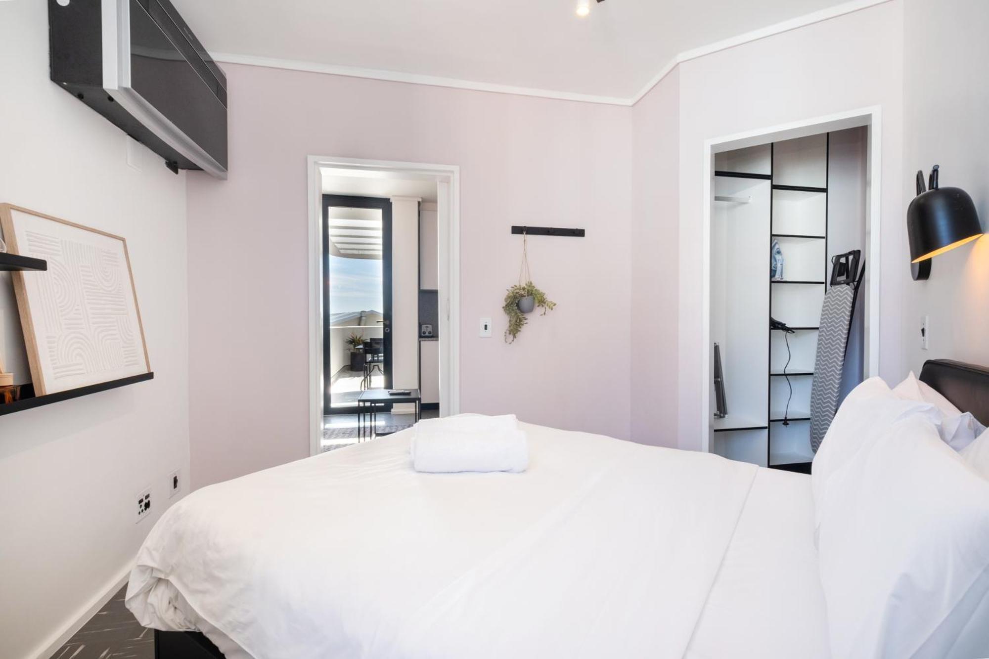 Flamingo 809 - Top Floor Sea Point Unit With Daily Housekeeping Apartment *