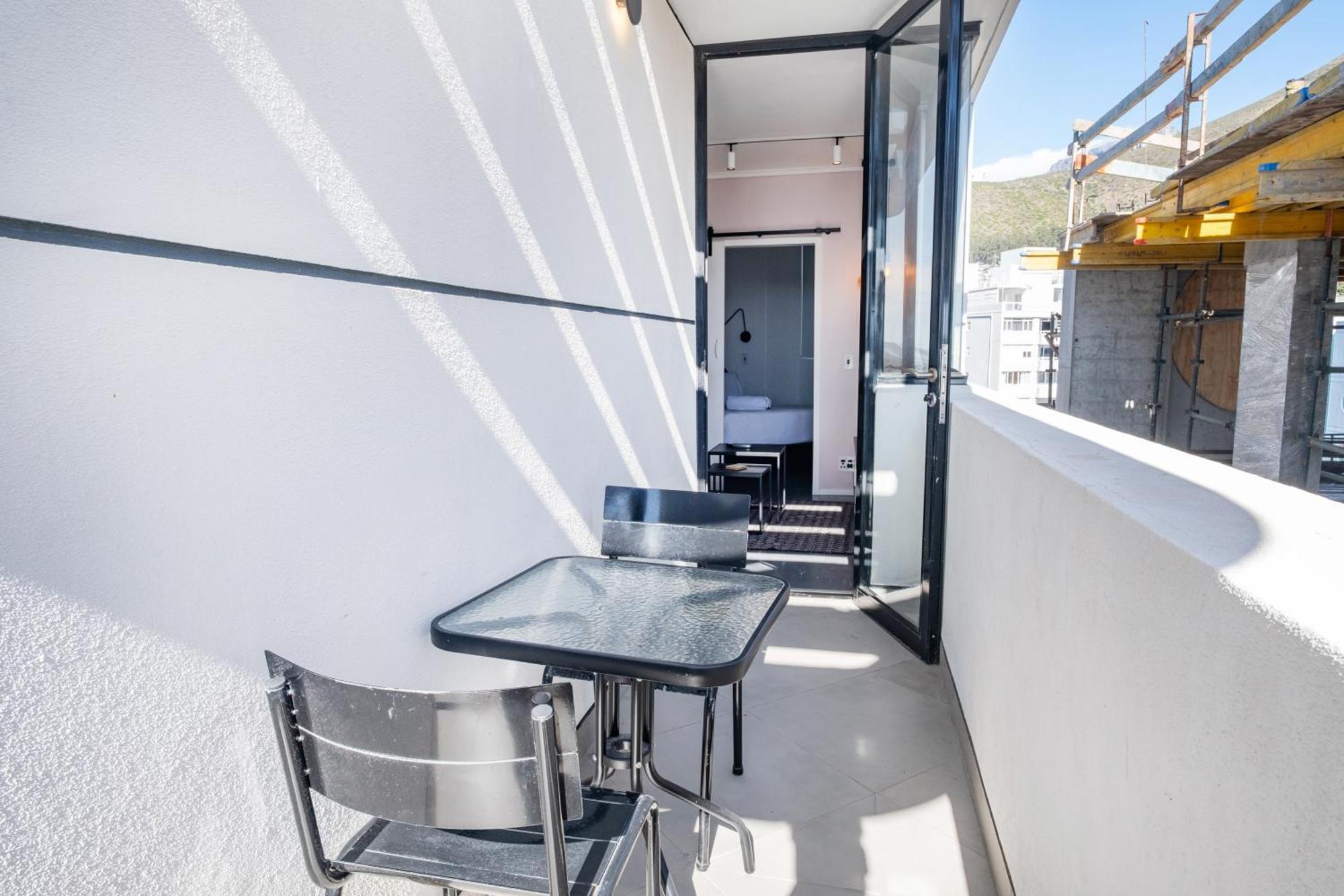 Flamingo 809 - Top Floor Sea Point Unit With Daily Housekeeping *