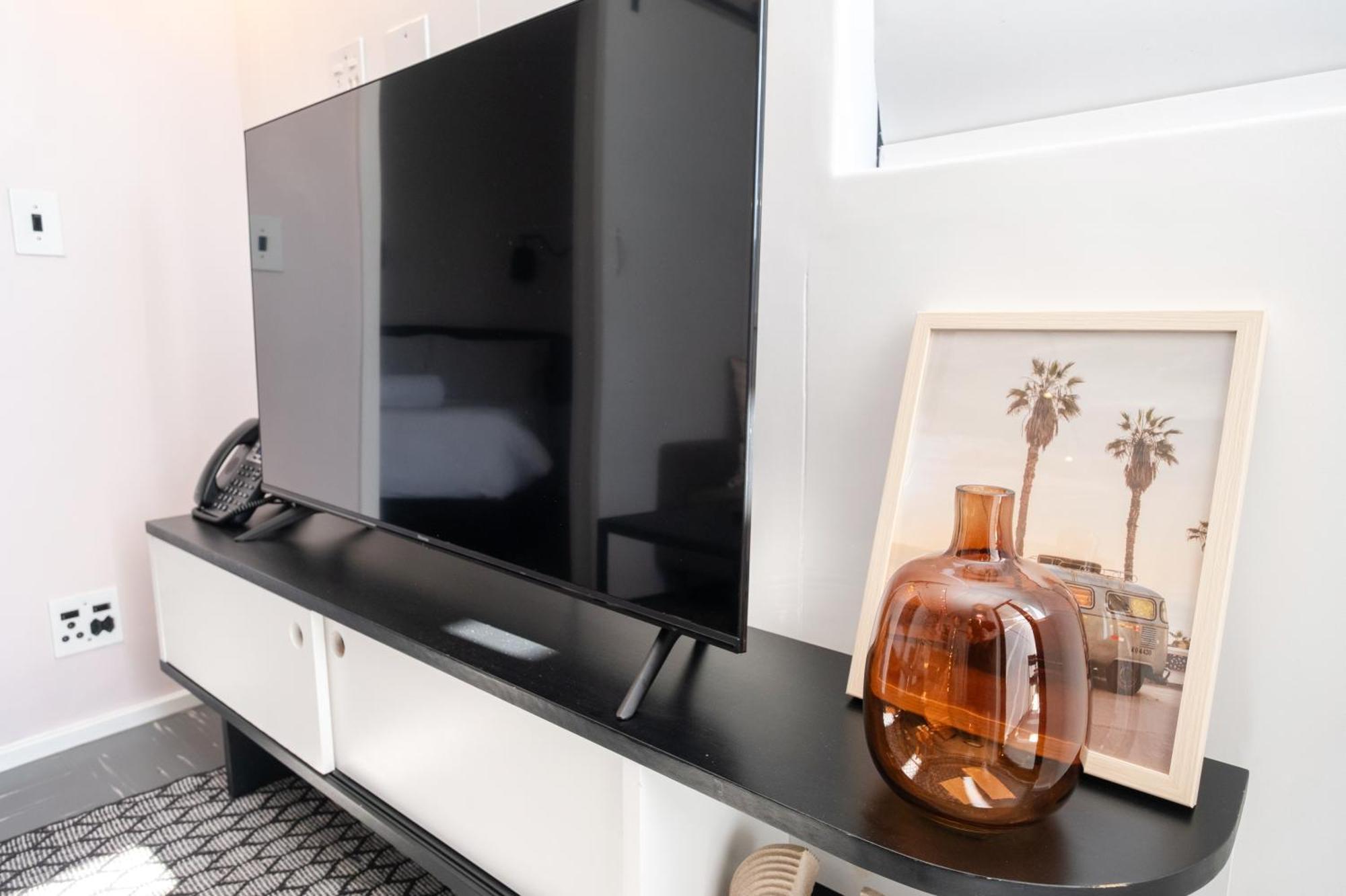 Flamingo 809 - Top Floor Sea Point Unit With Daily Housekeeping Cape Town
