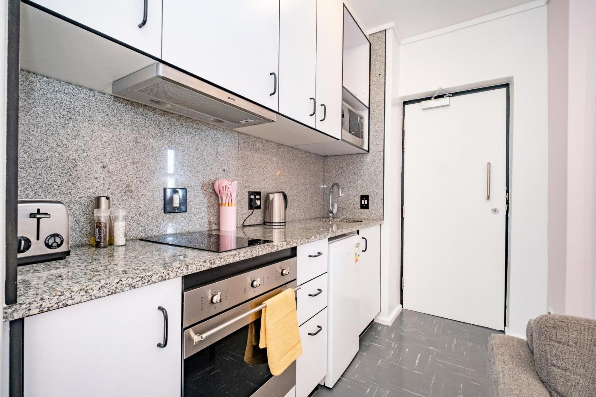 Flamingo 809 - Top Floor Sea Point Unit With Daily Housekeeping