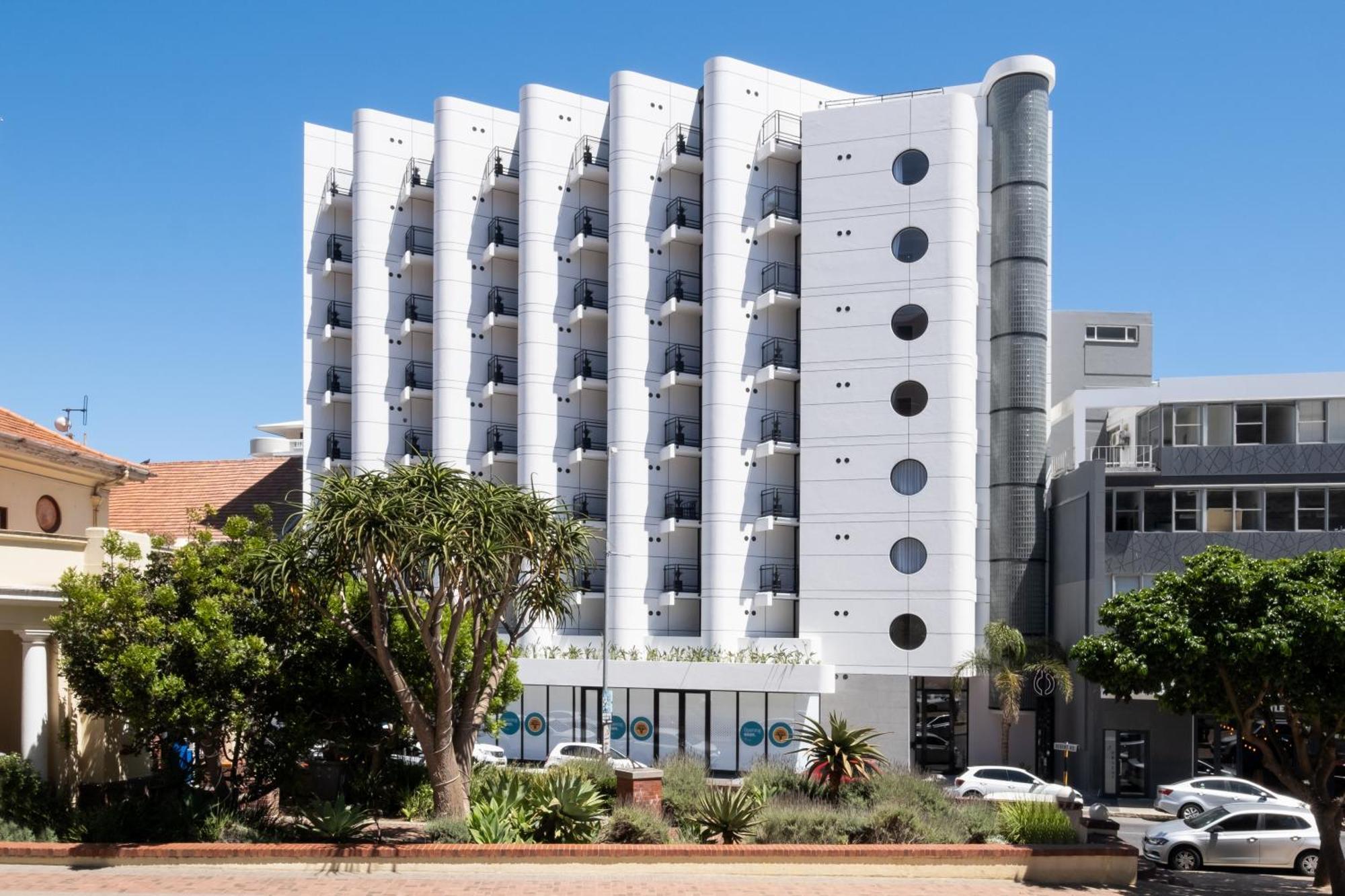Flamingo 809 - Top Floor Sea Point Unit With Daily Housekeeping